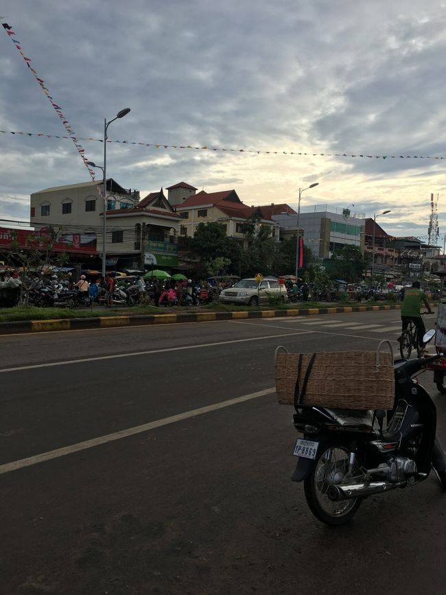 シエムリアップ市内にて、国道6号線沿いでマーケットがあります。地元民家はサマキマーケットと呼ばれている。<br />夜の１時から４時までにはタイからのお野菜のトラックや車などにたくさん来ました。<br />サマキマーケットはお野菜の市場の一つであります。<br />カンボジアの乾季は水が少なくて、農作物はたくさん作りませんでした。<br />シエムリアップの野菜はタイとベトナムから輸入している。<br />朝は買い物の方々はよく訪れていた。店員さんは女性の他が多いです。<br />家庭にて女性さんはお料理を作っているのは多いです。<br />http://skyfkc.blog.fc2.com