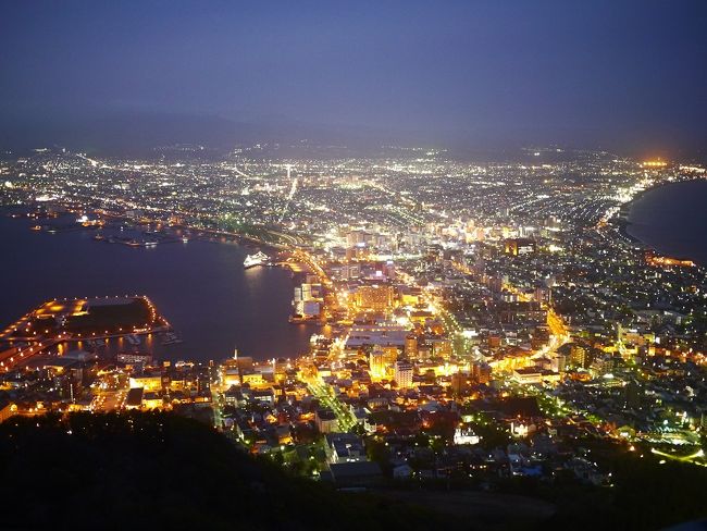 先週末2泊3日で函館旅に行ってきました(´ω｀*<br />美味しい食事に美しい景色<br />4月の疲れを癒すべく、のんびりゆったり旅してきました。<br /><br />帰ってきたばかりだけど、またすぐ行きたい！<br />というか住みたいわぁ(人´З`).:*<br />函館をしっかりゆっくり旅するのは初めてだったけど、すっかりお気に入りです♪<br /><br />食事は事前に予約して、絶品すきやき＆フレンチを堪能(*´з`*)<br />もちろんB級グルメも<br /><br />1日目は大町に宿を予約していたので、函館山周辺を旅してきました。<br />それではどうぞ～（*´∀｀)ノ