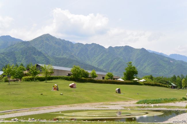 風薫る5月、GWも終わり静けさが戻った安曇野へ1泊2日の旅に出掛けました。<br /><br />2日目は、安曇野ちひろ美術館、碌山美術館へ行きました。<br /><br />ちひろ美術館は、ほっこりした雰囲気でやすらげる空間が広がっていました。。<br />碌山美術館は、日本近代彫刻の扉を開いた荻原守衛(碌山)が30歳で亡くなるまでの僅か5年の制作期間で作り上げた数々の作品を見ることが出来ました。<br /><br />安曇野、また季節を変えて訪ねてみたくなりました。<br />