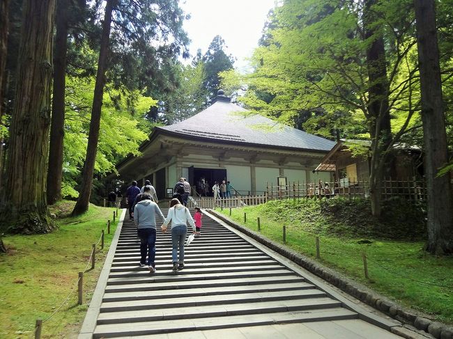 2016年のゴールデンウィークは７連休になったので、マイカーで３泊４日の東北旅行へ行ってきました。<br /><br />例年はゴールデンウィーク頃に桜のベストシーズンを迎える東北地方ですが、今年は例年よりも開花が早かったようで、北上展勝地や角館などでは桜の見頃が過ぎてしまっていました。<br />しかし、弘前城や小岩井農場などではまだ桜は残っていて、満開の桜を満喫することができました☆<br /><br />この旅行の記録は、４冊に分けてまとめています。<br />お時間がありましたら、ほかの３冊も併せてご覧いただけると嬉しいです。<br />（下記行程の◆が、本旅行記の該当部分です。）<br /><br />《１日目》<br />◆厳美渓<br />◆平泉（達谷窟毘沙門堂、毛越寺、中尊寺ほか）<br />◆北上展勝地<br />◆秋田市内(泊)<br /><br />《２日目》<br />◇男鹿半島（ゴジラ岩、入道崎、寒風山ほか）<br />◇八郎潟（大潟富士、菜の花ロード）<br />◇白神山地（十二湖）<br />◇不老ふ死温泉<br />◇弘前城ライトアップ<br />◇弘前市内(泊)<br /><br />《３日目》<br />◇弘前城さくらまつり<br />◇十和田湖<br />◇大湯環状列石<br />◇八幡平<br />◇後生掛温泉・玉川温泉<br />◇角館(泊)<br /><br />《４日目》<br />◇角館の町並み<br />◇田沢湖<br />◇小岩井農場<br /><br />【総走行距離】<br />１日目：630.2km<br />２日目：310.6km<br />３日目：266.0km<br />４日目：620.9km（合計：1809.7km）