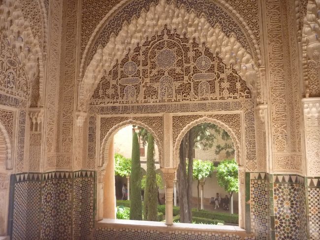 初めてのスペイン旅行に行ってきました。相変わらず、チケット・ホテルと現地の情報は私の係りで、主人には現地で頑張ってもらいます。<br /><br />マラガからはレンタカーで、ドライブもしました。ちょっとしたアクシデントもありましたが、お天気もよく、楽しい旅行になり、大満足の9日間の旅行です。<br /><br />フルヒリアナから車で移動して、グラナダに到着。サンニコラス展望台に行って、翌日はアルハンブラ宮殿見学です。