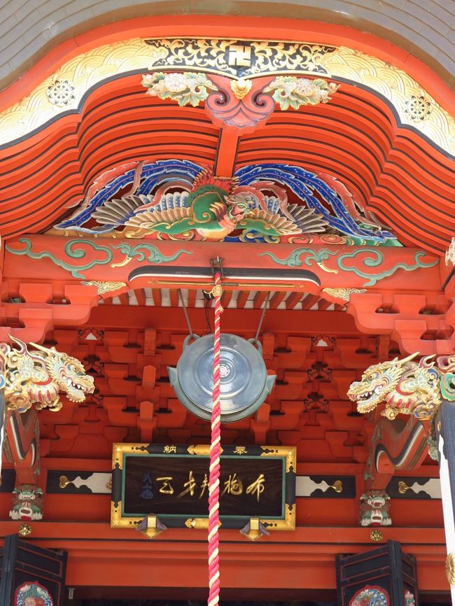 東海寺（とうかいじ）は、千葉県柏市布施にある真言宗豊山派の寺院。山号は紅龍山。本尊は弁才天。寛永寺弁天堂（不忍池の弁天堂）、江島神社とともに関東三弁天のひとつに数えられ、地名から布施弁天とも称される。常陸川（現在の利根川）の流路にあった藺沼に突き出した地形に建てられている。<br />807年（大同2年）空海が嵯峨天皇の勅願により創建したという。 平将門の乱の際、本尊弁財天を松の木の上に避難し難を逃れた事から、松光院とも称される。<br />伽藍<br />山門（楼門）　本堂　三重塔　鐘楼　客殿　など<br />（フリー百科事典『ウィキペディア（Wikipedia）』より引用）<br /><br />紅竜山東海寺　については・・<br />http://www.fusebenten.com/<br />