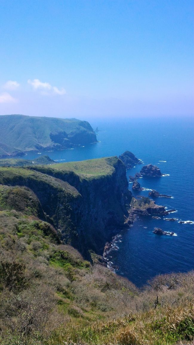 天気に恵まれませんでしたが、それでも隠岐の海の青色はとても綺麗でした。<br /><br />一日目：JAL0277便（07:10羽田発−08:35出雲着）<br />　　　　レンタカーでドライブ<br />　　　　しげさ踊りパレード見学<br />　　　　隠岐ビューポートホテル泊（島後）<br /><br />二日目：隠岐しげさ節全国大会参加<br />　　　　隠岐ビューポートホテル泊（島後）<br /><br />三日目：しらしま（8:30発）で海士へ<br />　　　　レンタカーを借りたけど、、、<br />　　　　雨風が強くで行く場所が無く、隠岐神社向かいのお土産屋さんで休憩。（らくがんが名物との事でした）<br />　　　　金光寺山へドライブ（晴れていたら、とても綺麗なんだろうなぁ〜）<br />　　　　隠岐牛店で焼肉ランチ<br />　　　　（お肉とても美味しかった。子供が沢山食べたので追加した程）<br />　　　　嵐の中、内航船で西ノ島へ<br />　　　　喫茶ながとで、チェックイン時間まで雨宿り<br />　　　　みつけ島荘泊（西ノ島）<br /><br />四日目：レンタカーで西ノ島の観光<br />　　　　今回の旅のハイライト、国賀観光船は高波の為全便欠航。<br />　　　　（欠航の確立高いらしいです。）<br />　　　　しらしま（17:15発）で島後へ<br />　　　　石塚旅館泊（島後）<br /><br />五日目：りょうばでお土産を買い、バスで空港へ。<br />　　　　JAC3434便（隠岐空港 10:40発 &gt; 出雲 空港 11:15着）<br />　　　　　　出雲空港にお土産色々買いました。和菓子が沢山ありました。<br />　　　　JAL0280便（出雲 空港 12:20発 &gt; 羽田 空港 13:40着）