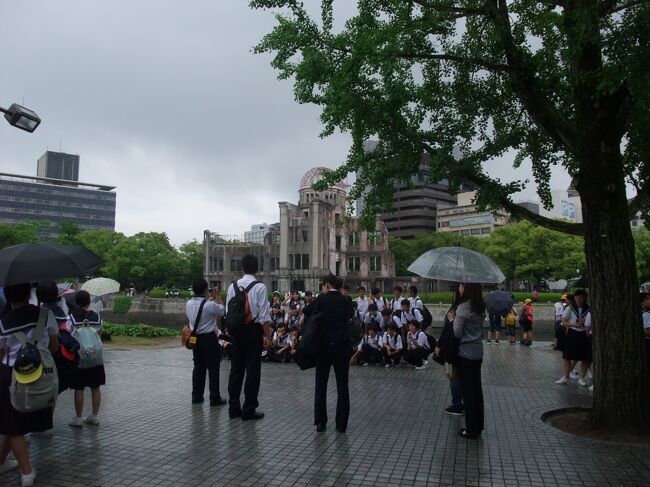 　雨模様だった本日、訪問を直前に控えた平和公園を歩いてみました<br /><br />　原爆ドームを背景に記念写真を撮る修学旅行生　被爆者の方がドームとピースサインをして写真に写る姿に感じる違和感を吐露された番組を観た記憶がある　別に悪気はないのだけど<br />