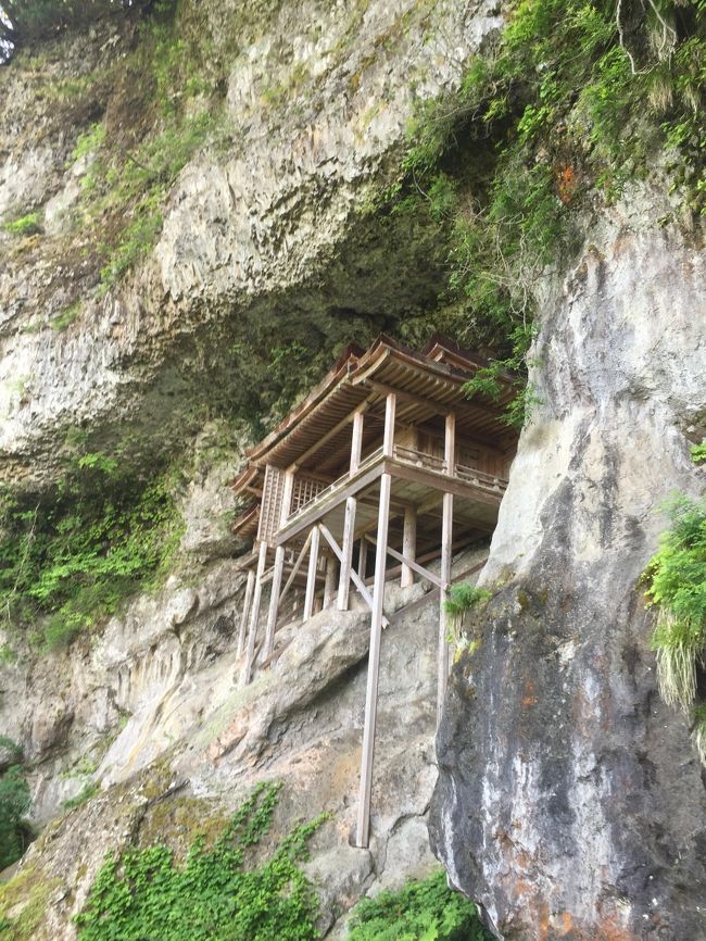 鳥取県ドライブの帰り道、三朝温泉から30分と近かったので<br />以前からポスターなどで気になっていた崖っぷちの中にあるお寺を目指す。<br />なぜあのような場所にどの様に建てたか未だに不明です。<br />ただ行くまでの道のりは大変で歩くというよりはって行く感じ。<br />登るの断念しようと何度か思いましたが、到着すれば<br />その不思議な光景に感銘するばかりでした。<br /><br />