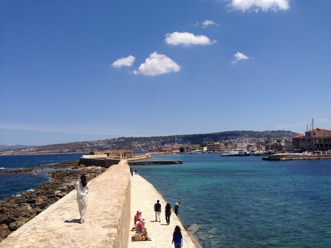 ハニア（Chania)散策日！<br />食べ物は最高に新鮮で美味しい、人はコミュニケーション好きで温かい、お店でも無理な押し売りはなくお客さんの気持ち第一、ゆーったりのーんびりの街。<br />仲良くなった現地の人から教えてもらった島に根付く考え方「シガーシガー」ゆっくりゆっくり。<br /><br />１週間はいたかったハニア…<br />アジア人が全くいなくて注目されることが多かったけれど、皆優しく楽しい時間でした。<br />