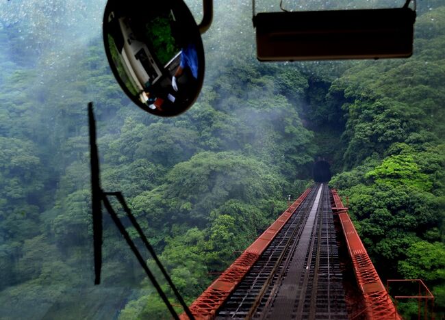 『南阿蘇鉄道』は、旧国鉄の高森線。<br />その路線には個性的な９駅があり、営業キロは１７．７ｋｍと短い。<br /><br />かつては、宮崎県の高千穂線とつながる予定だった。<br /><br /><br />時は流れ、国鉄としての営業は終了。<br />その後、第三セクターに身を委ねる。<br /><br /><br />南阿蘇の山々と田園風景の中をノンビリ行くローカル線の姿は、日本の山村の原風景だ。<br /><br /><br /><br /><br /><br /><br />※ご承知の通り、２０１６年４月の【熊本地震】の甚大な被害により、現在は運休されています。<br />　一日も早い復旧を願います。<br /><br />