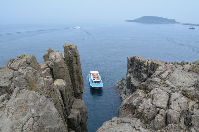 ４トラベル的日本地図塗りつぶし大作戦、<br />風薫る５月の週末プチ旅は福井県＆滋賀県へ<br />イッてきました～。<br /><br />■１日目：東京でお仕事終了～。<br />　　　　　遅れたけど羽田空港から小松空港→<br />　　　　　福井へ、駅チカで飲み放題♪<br />■２日目：えち鉄＆バスで東尋坊へ<br />　　　　　特急しらさぎで福井→彦根へ。<br />　　　　　彦根城→ホテルでゆっくり。<br />□３日目：彦根→大津港　ミシガンクルーズ<br />　　　　　坂本ケーブルで比叡山へ。<br />　　　　　延暦寺からなんかいっぱい乗ったら<br />　　　　　京都に着いた、からの羽田空港→<br />　　　　　新千歳空港<br /><br />写真は、静かなる日本海、穏やかな東尋坊。<br />東尋坊大池突入を企てる遊覧船と遠くに雄島。