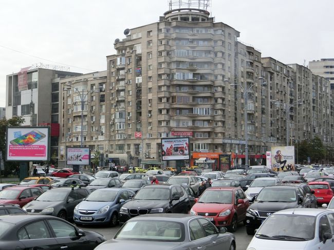 「勝利広場」は「ブカレスト中心部」にある「大通り」が交差する「主要な高層オフィスビル」と「政府ビルディング」が建つ「主要な交差点」です。<br /><br />「１９８９年」の「ニコラエ・チャウシェスクの独裁政権」が「ルーマニア革命」によって打倒された際には「ニコラエ・チャウシェスク夫妻以外の共産党幹部」が「処刑された場所」との説明を受けました。