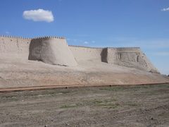 シルクロードのオアシス国家ヒバ（ウズベキスタン）で「ヒバの女王」を訪ねて、、はたして会えたかな。