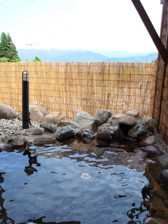 　まもなく衣替え、新潟の田圃は田植えも終わり初夏の季節に入っています。５月も終わりに近くなり、国営越後丘陵公園( http://echigo-park.jp/ )のバラも見頃だとニュース報道があり出かけることにしました。その後、南魚沼の高原ホテルにも足を延ばしました。<br /><br />　天候にも恵まれた日曜日、少し早目に家を出て丘陵公園に向かいました。駐車場はすでに半分埋まっていましたが停められました。公園内に入りバラゾーン地域に入って・・驚きました。バラの香りが・・・・。毎年訪ねてきているのですがバラの香りの中、ゆっくりとバラを楽しみました。<br /><br />　昼食後、丘陵公園を後にし国道１７号線で南魚沼市に向け走行。途中私の大好きな魚野川沿いの県道を走行、南魚沼市六日町市に到着。高原ホテル(  http://travel.rakuten.co.jp/HOTEL/136104/136104.html?s_kwcid=paidsearch&amp;k_clickid=25436043-abe1-40ed-859f-1eb469ed6e0c)に向かう途中「お松の池」に立ち寄りました。