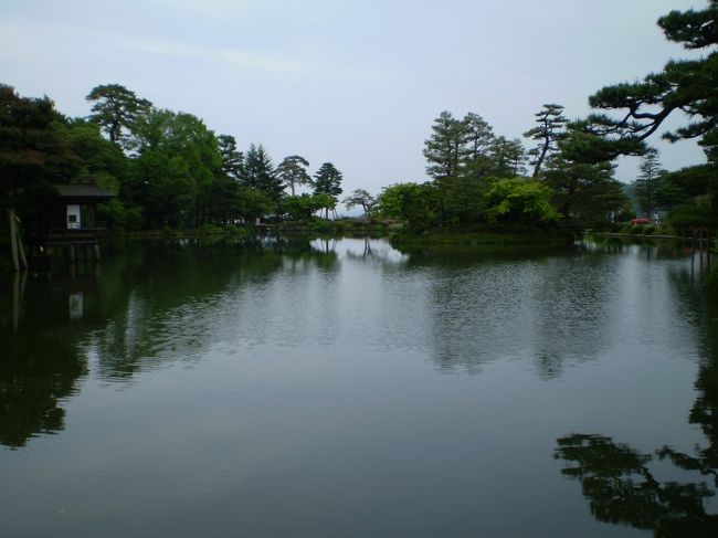 金沢（兼六園・ひがし茶屋街）・永平寺・東尋坊・五箇山・白川郷などの北陸の名所を回るツアーを探し丁度良いのが有りましたので早速行きました。<br /><br />5月26日：昨年開通した北陸新幹線で金沢に行き、当日は自由行動（21世紀　美術館・近江町市場等を見学）で金沢泊。<br />　（ホテルはいまいちでしたが、駅が近かったので駅ビルの中を散策、お土　産関係からファッション関係までいろいろな店舗が有りました、最後にドンクでパンとコーヒーで一休み）<br />5月27日：バスで移動（兼六園〜ひがし茶屋街〜永平寺〜越前竹人形館〜東　尋坊〜片山津温泉で泊。<br />　兼六園では案内人が付き、ねあがりの松・灯籠等について説明。永平寺は　深々として良い雰囲気のお寺さんでした、ここでＯＰの昼食。<br />　（ＯＰの焼鯖の寿司・おそばのセット）が美味しかった。<br />5月28日：バスで移動（五箇山合掌集落・白川郷合掌集落〜飛騨高山〜上田　（新幹線）〜大宮。<br />　　五箇山以外は人が多く時間も無かったのでゆっくり見る事が出来ません　でしたが、飛騨高山はゆっくり横道なども見たかった。<br /><br />でも、金沢・永平寺・飛騨高山、はもう一度行きたいと思います。<br />今回の旅行は少々強行軍でしたが良かったでした。<br />また　長野ナンバーのバスも新しく綺麗でドライバーさんも運転がとても上手でした。<br />