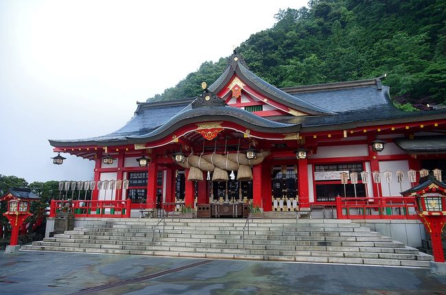 津和野といえば言わずと知れた山陰の小京都、よく萩市と同じ山口県だと思っておられる方が多いようですが列記とした島根県です。<br />津和野の観光名所と言うと真っ先に思い浮かぶのが太皷谷稲成神社。<br />私が初めて太皷谷稲成神社を訪れたのは今から３１年前、車のお祓いをしてもらいました。<br />それから２０代の頃に１～２回行った記憶がありますが、今回は正にそれ以来となりました。<br />早朝に訪れたので観光客は居ませんでしたし、辺りは霧の中。<br />お賽銭をあげて祈るのは家族の健康と無事、そして世界平和。<br />参拝客が多い神社だけあって社殿や鳥居に至るまで綺麗にリニューアルされていました。<br />やっぱり神社仏閣は人が居ない時の方が静かでご利益がありそうな気がしました。