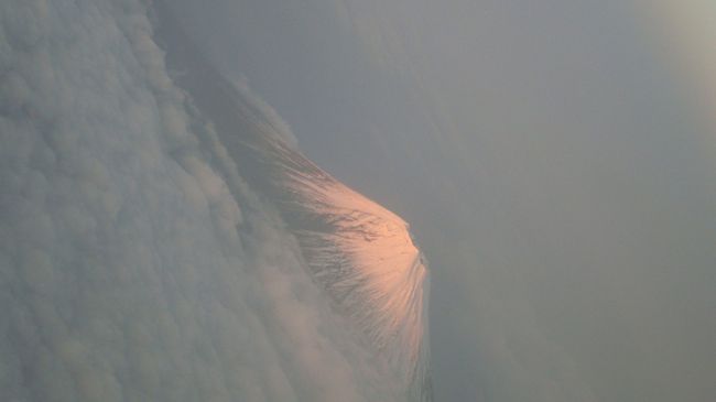 成田空港からＡＮＡで名古屋セントレア空港へ向かう途中の上空から夕方の富士山を撮影
