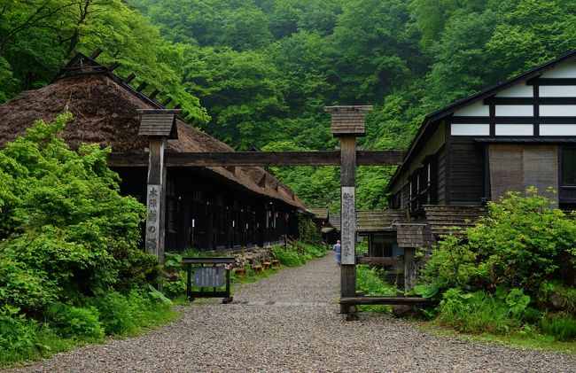 友人２人と東北地方を南から北へ縦断しながら各地の温泉を巡りました。<br /><br />今回はその２　銀山温泉から移動、盛岡・乳頭温泉編です。<br /><br />以前に松島、平泉、恐山、大間、仏ヶ浦、竜飛岬、不老不死温泉、五能線<br />などは観光したことがあるので今回は有名な温泉主体にプラニングしました。<br /><br />1日目は伊丹空港から仙台まで飛行機移動、レンタカーを利用し<br />　　　　山形県の山寺を観光した後、銀山温泉泊<br /><br />2日目は盛岡へ行き秋田県の乳頭温泉郷・鶴の湯泊<br /><br />3日目は角館観光後に青森県の酸ヶ湯温泉泊<br /><br />4日目は奥入瀬渓流を観光後に浅虫温泉泊<br /><br />5日目は弘前を観光した後、青森空港から伊丹へ帰りました。