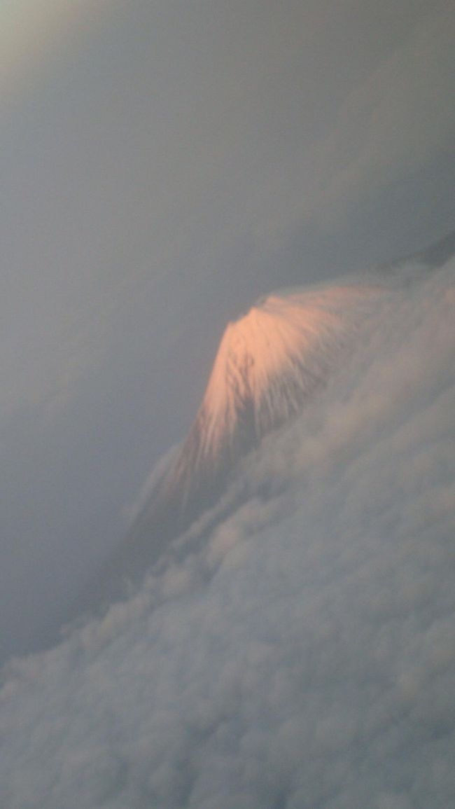 ＡＮＡの国内便で成田空港から名古屋セントレア空港へ行く途中の上空から夕方の富士山をパシャリ。