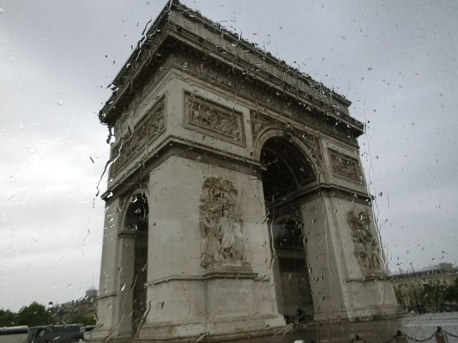 ５日目の午後、ピエールフォンからバスで約１時間半。パリに到着。途中大雨で、パリについても多少小降りになったというものの雨が降っていました。ホテルでちょっと休憩してから夕食はカフェドパリです。その後、小雨の中ちょっとだけホテル周辺を歩いてみました。ほぼ２５年ぶりのパリ。まだまだ怖いという先入観がとれません。