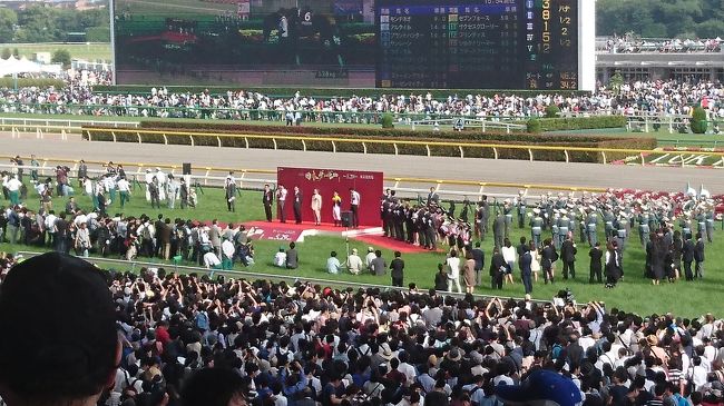 競馬を多少嗜むmolmとしては、面子に恵まれた2016年の日本ダービーを<br />生観戦したいと思い、11年ぶりの東京へ行きたくなりました。<br />写真は第83回の表彰式です。<br /><br />毎年ダービーを生で見たいほどファンではありませんが、2016年の３歳<br />牡馬はレベルが高く、拮抗したレースを期待できたので、皐月賞が終わった<br />時点で気持ちは固まりました。<br />これだけの高揚感は2010年のダービー(エイシンフラッシュ)以来でしたが、<br />当時は仕事の都合で断念しただけに今回は尚更です。<br /><br />せっかくの東京旅のため、前日入りして初日はグルメ巡り、ダービー当日は<br />基本競馬で過ごすプランにしました。<br />如何せん、自分にはほぼ情報がないので、今回ばかりはmolmネットワークを<br />駆使して色んな方から情報収集。<br /><br />目的の東京競馬場は府中市にありますが、２日通して最も時間を過ごした<br />自由が丘をエリアとさせて頂きます。<br />東京は人の多さと刺激的なもんで、「驚き」という言葉を文中で連発<br />しております。<br /><br />では、ご覧になってやってください。