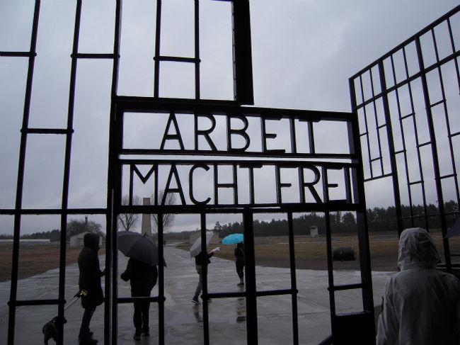 アウシュビッツ言えば、暗黒の時代、ポーランドにあった強制収容所だということは、誰もが知っていることだと思う。<br /><br />そんな強制収容所がベルリンにもあった。「ザクセンハウゼン強制収容所」という場所で、ユダヤ人はもちろんのこと、ヒトラーによる政治に反対する者や政治犯などが収容された場所なのだ。ベルリン中心街から地下鉄と近郊列車で１時間ほどで着く。<br /><br />そんな強制収容所で感じることはあるのか？　とにかく行ってみて感じでみようと思う。<br /><br /><br />本家ホームページ<br />http://hornets.homeunix.org/<br /><br /><br />ここまでとこの先のアイスランド旅<br /><br />Day1・2 ベルリンのイーストサイドギャラリーはこんなことになってた！<br />http://4travel.jp/travelogue/11133452<br /><br />Day3 ベルリンのスーパー大調査！<br />http://4travel.jp/travelogue/11137534<br /><br />Day4・5 パニック！とうとう起こってしまった大事件！<br />http://4travel.jp/travelogue/11141567<br /><br />Day6　日本がオランダに絶対勝てないスゴイところとは？<br />http://4travel.jp/travelogue/11145384<br /><br />Day7 アントワープでフランダースの犬の最終回を再現してみる？<br />http://4travel.jp/travelogue/11151470<br /><br />Day8 実はこの旅の「裏本命？」ちょっとエッチな博物館<br />http://4travel.jp/travelogue/11155862<br />