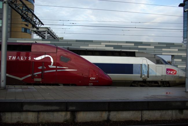 ２０１５年１２月、オランダ・ドイツ・ルクセンブルク・ベルギーを巡る駆け足ツアーに参加しました。<br /><br />第１７回は、ベルギーの首都ブリュッセルの鉄道についてご紹介します。<br />ツアーの最終日は夕方の出発まで自由行動だったので、地下鉄を乗り継ぎ、国鉄南駅で国際列車をはじめとする様々な鉄道を見学して来ました。<br />ホームまで自由に入ることが出来るシステムは、本当に便利ですね。<br />普段、ツアーバスで移動することばかりなので、今回はじめてタリスやＴＧＶを見ました。お馴染のＩＣＥにも会えました。<br />ブリュッセルには中央駅もあります（グランプラスから歩けます）が、国際列車は、南駅始発が多いので、こちらの方がお勧めです。<br />