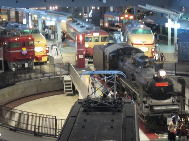 大宮にある鉄道博物館へ行ってきました。<br />鉄道博物館だけでは時間が余りそうだったので、その前にいろいろと寄り道しながら氷川神社と大宮公園へ。<br /><br />大宮駅南通路改札内にあるエキュート大宮は駅ナカにあって便利な上、朝7時頃から開いている飲食店も多くありました。今回利用したMADE IN JAPANかにチャーハンの店さんは朝限定メニューは500円、昼間よりも安くいただくことができました。<br /><br />氷川神社は武蔵国一宮。パワースポットということで、最近落ち気味のパワーをアップ。<br /><br />隣の大宮公園には小動物園がありました。無料ということもあり、それほど大きな動物園ではありませんでしたが、思った以上には動物もいて、ちょっと癒され…<br /><br />鉄道博物館は以前から気になっていたスポットでしたが、なかなか訪れる機会もなく、今回ようやく実現。懐かしい電車もあり、大人でも十分に楽しめるスポットでした。<br /><br />鉄博から大宮駅までの車両センターに沿った道にも鉄道関係の展示が続き、博物館を出た後も、大宮駅まで鉄博の余韻に浸れます。鉄博を訪れた方はニューシャトルで往復もいいですが、せっかくなのでぜひとも車両センター沿いを歩いてみてください!<br /><br />本日は移動距離は大したことないと思いますが、テッパク内でうろうろしたためか、歩行数は22,587歩にもなってしまいました。