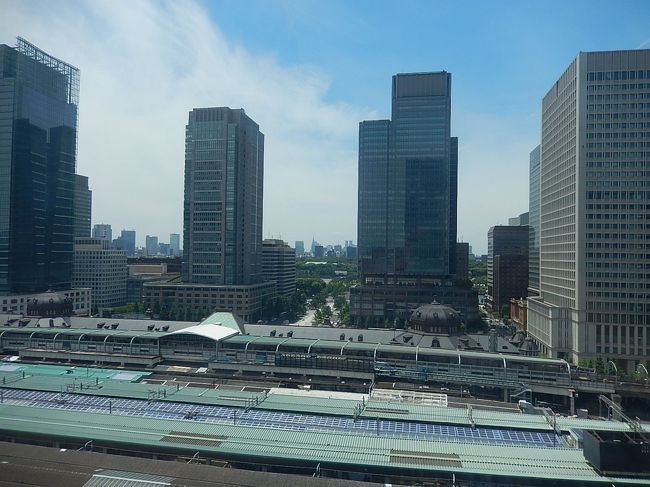 6月4日、皇居・東御苑を訪問する前にグラントウキョウノースタワー12階レストランに立ち寄り、昼食を取った。　そこからは東京駅丸の内側の風景が見事に見られたために写真撮影を行った。<br /><br /><br /><br /><br />＊写真はグラントウキョウノースタワー12階レストランから見られる東京駅丸の内側の風景・・・丸の内ビルと新丸の内ビルが見られる。
