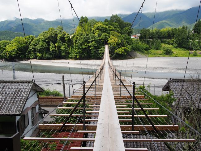 前回の久々のリハビリ旅「リゾート那須野満喫号」（温泉＆ツツジ）<br />⇒http://4travel.jp/travelogue/11134906<br />の旅に引き続きの「旅鉄子」シリーズです。前回の那須旅は今回の旅の<br />リハビリ旅だった？今回は「電車＆路線」を満喫する旅に出掛けて来ました〜。<br /><br />世の中には沢山の鉄道ファン･･･いわゆる「鉄ちゃん」が存在する。<br />私は自分の事を「鉄子」だとは思った事は無いけれど、乗りたい電車があって<br />憧れる路線もあって、素敵な鉄道写真も時に撮ってみたいと思って･･･<br />そして細かい数字の羅列の時刻表を楽しく見れてしまう事を考えると<br />十分「プチプチ鉄子」だと思ってしまう。駅弁も好きだしね〜。<br /><br />そして何より、今回の旅で気づいたのだが･･･「秘境駅」と呼ばれる場所に<br />わりと惹かれる傾向があるみたい。とは言ってもあくまで旅を楽しむ<br />手段として電車を求める私は･･･立派な「旅鉄子」？？<br /><br />ここ数年･･･テレビやネットを見てずっと憧れていた路線があった。<br />色々な電車に乗る「九州の旅」も長年の憧れなんだけど、一番乗って<br />みたかった路線は間違いなく静岡を走る「大井川鐡道」だったりする。<br /><br />近年は「きかんしゃトーマス」が走る路線としても注目されているけれど<br />以前からＳＬが走る路線として人気があるし、日本唯一のアプト式電車が<br />走る路線としても、とっても人気がある。<br /><br />アプト式･･･と言われても私はピーンと来ないんだけど、何に惹かれたかと<br />言えば、電車から見える奥大井の雄大な大自然に魅了されいつか自分でも<br />見てみたいな〜と思ったのが憧れるキッカケだったんだと思う。<br />それに調べれば調べるほど、楽しい秘境駅が沢山あるようだし･･･<br />奥大井エリアには寸又峡温泉があって、有名な「夢の吊り橋」にも行けるし。<br /><br />東京から静岡なんてあっという間のはずなんだけど･･･いざ大井川鐡道の<br />旅をしようと思うと、これがちょっと遠いい＆不便なんだよな〜。<br />そんな事で先送り･先送りになっていた憧れの旅先でしたが、サイトの<br />ポイントも貯まったしと言う事で、大好きな新緑の時期に旅立ちました。<br /><br />今回は憧れの路線旅の前に気合いの前泊入り。3700円でカレー付き！<br />これぞ「Ｔｈｅビジネスホテル」宿泊から大井川鐡道本線の「塩郷駅」に<br />ある200ｍ越えの吊り橋体験までをご紹介します♪