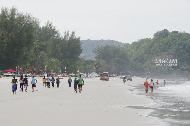 2014年のペナン島旅行以来、約2年ぶりの海外旅行。<br />今回の行き先は・・・ランカウイ島！<br />ペナン島の次の旅行先がまさか再びマレーシアの島になるとは<br />思いもしなかった・・・<br /><br />ランカウイ島は美しいビーチがたくさんあり、<br />かつ島全体が免税ということで人気のリゾートアイランド。<br />しかし、今回の旅行はビーチやビールが目的ではありません。<br /><br />目的は・・・ランカウイ・ラクサ・カーニバル！<br />マレーシアや近郊の国のラクサが一堂に集まる<br />年に一回のラクサ祭りなのです！