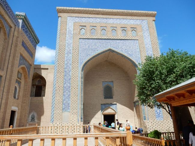2016年GWは初めて中央アジアの地に行きました。ウズベキスタンの数多くのメドレセ、モスクの美しさには何の言葉も出ないほど絶句しました。物価も驚くほど安く、予想以上に旅行しやすい素晴らしい国でした。<br /><br />---------------------------------------------------------------<br />スケジュール<br /><br />　4月29日　成田−タシケント　タシケント観光　[タシケント泊]<br />  4月30日　タシケント観光　タシケント−（フライト）−ウルゲンチ−ヒヴァ　ヒヴァ観光　[ヒヴァ泊]<br />★5月1日　 ヒヴァ観光　ヒヴァ−ウルゲンチ−（フライト）−ブハラ　[ブハラ泊]<br />　5月2日　 ブハラ観光　[ブハラ泊]<br />  5月3日　 ブハラ−（列車）−サマルカンド　サマルカンド観光　[サマルカンド泊]<br />　5月4日　 サマルカンド観光　[サマルカンド泊]<br />　5月5日　 サマルカンド観光　サマルカンド−（列車）−タシケント　タシケント観光　−　[機中泊]<br />  5月6日　 −成田