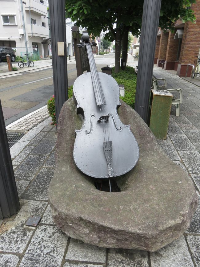 秋田駅をこまちに乗って、朝出発し、盛岡駅で下車。盛岡は昔、１５年前くらいに会議で来たことがある。もちろん、雰囲気は相当変わった。駅に到着後、家内が風邪をひいて気分が悪いというので、病院に行かせた。マリオス展望室で待ち合わせることにした。で、診察が長引いて、結局、一人で昔歩いた北上川沿いを散歩し、さらに、宮沢賢治ゆかりの光源社のある材木町までいった。その通りには宮沢賢治関連の像が３点あった。<br /><br />なお、昔川沿いの散歩道がきれいだった記憶があるのだが、今回はそのあたりは工事中となっていたのは残念だ。で、家内とは冷麺の店で落ち合うこととなった。冷麺は平壌風とのことで、おいしかった。そのあとは、また新幹線「はやぶさ」で新函館北斗に向かう。<br /><br />最初の一枚は「セロ弾きのゴーシュ」の像。<br />