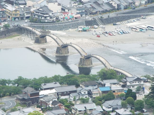 広島２泊の旅行ですが、最終日は山口県の岩国・錦帯橋へ。<br />もともとは宮島口付近に宿泊して、電車・バスで錦帯橋へ行くという予定をたてていました。<br />２泊目の宿を当日に決めてチェックインすると、錦帯橋への無料ツアーというものがあり、たまたま翌日が開催日でした。<br />ただこの無料ツアーは連泊した方限定ツアーでした。<br />宿のご好意により参加させてもらいました。（通常は連泊が条件です）<br /><br />電車・バスなど時間かかるところを車で錦帯橋前まで往復して頂きとても助かりました。<br /><br />２泊３日旅行代金合計 １６８０４円<br /><br />交通費小計 ６６６４円<br /> 飛行機 成田から広島片道７３７＋３８０＋４３０＝１５４７円×往復＝３０９４円<br /> バス 空港から広島駅 １３４０円<br /> 広電１日乗車乗船券 ８４０円<br /> 広電 ２４０円<br /> ＪＲ ７６０円<br /> バス ３９０円<br /><br />宿泊費小計 ４９００円<br /> １泊目 ２４００円<br /> ２泊目 ２５００円<br /><br />飲食費小計 ４１００円<br /><br />観光費小計 １１４０円<br /> 錦帯橋・岩国城・ロープウェイ ９４０円<br /> 岩国シロヘビの館　２００円<br />