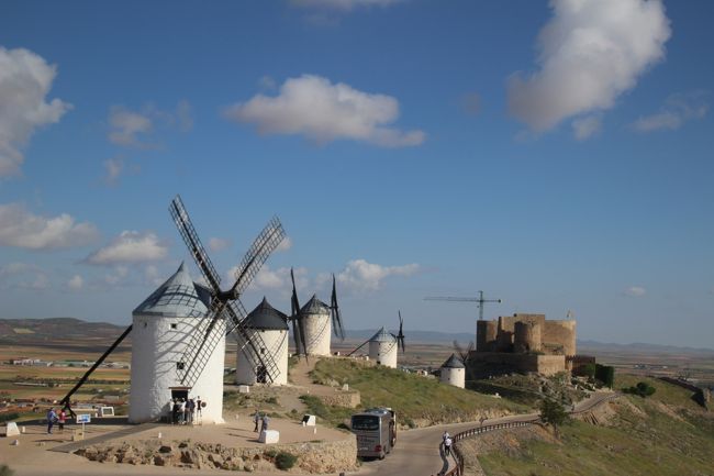 LOOK JTBを利用し、スペイン旅行に行きました。<br />今回の旅行に行く前に、このサイトで沢山の方に貴重な情報をいただきました。おかげでとても思い出に残る旅となりました。<br />みなさん、ありがとうございました。<br /><br />5月25日 福岡~羽田→成田<br />5月26日 成田~マドリード(夜、コーラルデラモレリア)<br />5月27日 マドリード一日観光(プラド美術館、闘牛)<br />5月28日 コンスエグラ(ラ・マンチャの風車)~コルドバ(メスキータ、ユダヤ人街)~セビリア(夜フラメンコ)<br />5月29日 セビリア(アルカサール)~グラナダ<br />5月30日 グラナダ(アルハンブラ宮殿、ヘネラリーフェ庭園)~ミハス~バルセロナ<br />5月31日 バルセロナ一日観光(サグラダファミリア)<br /><br />今回はコンスエグラ、コルドバ、セビリア(夜フラメンコ)編です。