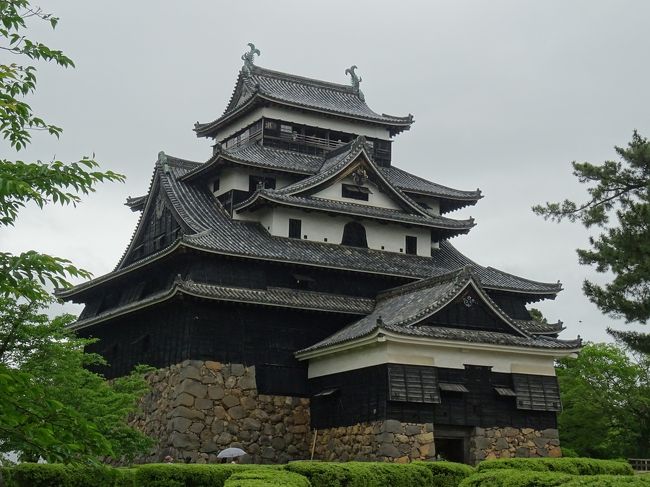 一人旅では行きずらい山陰山陽をツアーを使って観光<br />時間が短いのでゆっくりはできませんでしたが、楽しめました<br />一番楽しみな「出雲大社」が雨で残念でした<br /><br />２日は移動距離も長く観光も多いです<br />バス席は前から３番目でラッキー（早く降りれます）