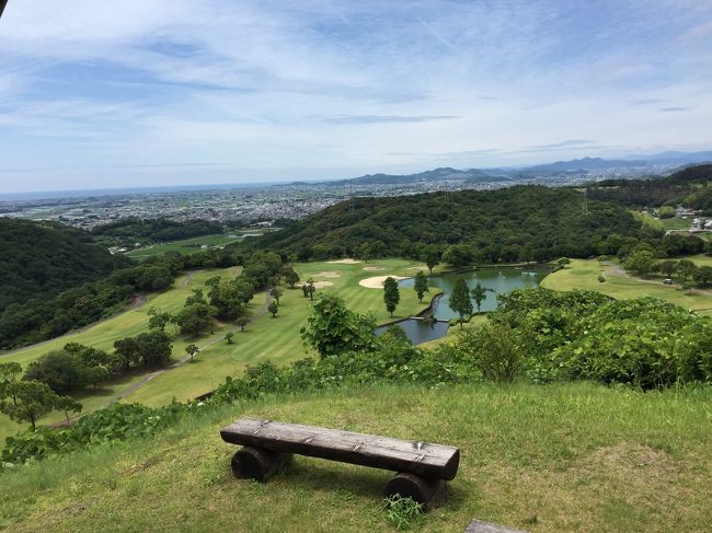 毎年松山の友人達とゴルフ旅行を楽しんでいます。<br /><br />因みに去年は7月に富士山の見えるコースでやろうという事で御殿場<br />のコースに行ったのですが…<br />残念ながら雨で富士山を見ることが出来ませんでした。<br /><br />更に10月には高知の四万十川の近くの２つのコースを楽しみました。<br />この日は常総市で洪水被害があった日ですが…高知は晴天でした。<br />土佐ユートピアは南国の雰囲気を其処彼処に感じる事が出来る<br />素晴らしいコースでした。<br /><br />どちらの宿泊先でも美味しい食事を頂いて皆で楽しい時間を過ごしました。<br /><br />さて今回の1日目は6日の朝早くに松山を出て…松山道＆高知道の高速道路を経由して土佐山田CCに行きました。<br />既に梅雨入りしていた高知地方ですが…この日はとてもいい天気でした。<br /><br />今回のメンバーは12名…皆さん僕の松山のゴルフ友達です。<br />千葉に住むようになってもお付き合いいただいています。<br /><br />高台にある土佐山田CCの１８ホールは本当に素晴らしいコースでした。<br />コース内には椰子の木や池も数多くあり…難易度も高かったです。<br /><br />夜は土佐ロイヤルホテルに宿泊しました。<br />夜は追加でサワチ料理を頂きました。