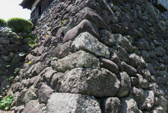 2016春、福井県の名城(4/15)：丸岡城(4)：丸岡町、現存の天守閣、野面積の石垣、石棺