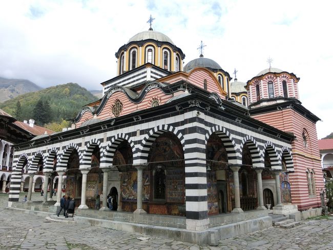 「リラの僧院（リラ修道院）」は「リラ山脈の北西」に位置する「１０世紀」の「ブルガリア皇帝ペタル１世」の統治する時代に「リラの聖イオアン（イヴァン・リルスキ）」によって創設されたとされる「ブルガリア最大で最も著名なブルガリア正教会」です。<br /><br />「リラの僧院」は「１９８３年」に「リラ修道院」として「世界遺産」に登録されています。<br /><br />写真は「１９世紀半ば」に建設された「聖母誕生教会」です。