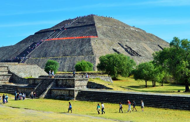 2015年の年末年始。初の中米メキシコへ出かけました。<br /><br />アメリカはニューヨーク以外は行ったことないので、西海岸を最初考えていたところ、<br />コツコツと貯めた「ユナイテッド」のマイルを使ってメキシコへ足を伸ばすのもいいかも、と思い始め、<br />メキシコ中央高原のコロニアルの古都と首都メキシコシティを訪ねる旅に決定。<br /><br />チケットをいろいろ検索した結果、<br />いつもの北京経由が安いということになり、<br /> 往路はロサンゼルスへ、復路はヒューストンからのルートを組みました。<br />LAやヒューストンからならグアナファトへ直行できるので、メキシコ国内を効率良く観光が可能。<br />ちょっと弾丸的でしたが、メキシコの風景に案外ゆったり浸ることができました。<br /><br />12/26 大阪・関西空港→北京首都空港（中国国際航空）<br /> 　　　北京・首都空港→ロサンゼルス（中国国際航空）<br />12/27 ロサンゼルス→レオン・グアナファト空港（ユナイテッド）<br /> 　　　グアナファト市内観光<br />12/28 サン・ミゲル・デ・アジェンデ　日帰り観光<br />12/29 グアナファト→メキシコシティ(長距離バス)→市内観光<br />12/30 テオティワカン→メキシコシティ市内観光<br />12/31 市内観光→メキシコシティ空港→米国・ヒューストン（ユナイテッド）<br />1/1 米国・ヒューストン→（中国国際航空）<br />1/2 →北京首都空港→大阪・関西空港<br /><br />その１　http://4travel.jp/travelogue/11120126<br />その２　http://4travel.jp/travelogue/11123621<br />その３　http://4travel.jp/travelogue/11136158<br />その４　http://4travel.jp/travelogue/11138213<br />その５　http://4travel.jp/travelogue/11139113<br />その６　http://4travel.jp/travelogue/11139406