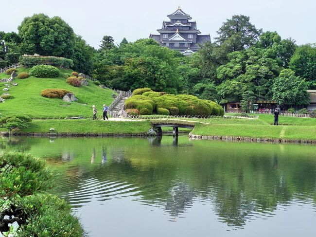 瀬戸内の旅の一日目は、岡山城に一番近いホテルを予約し、岡山に宿泊。<br />翌朝、岡山観光の定番「岡山城」と「後楽園」に行きました。<br />岡山城は、黒漆塗の下見板（壁土を雨から守るため、外壁に張られた黒漆を塗った板）が特徴的で、城全体が黒い外観のため「烏城（うじょう）」とも呼ばれ、「白鷺城」と呼ばれる姫路城と好対照です。<br />昭和６年に国宝（現行の重要文化財に相当）に指定されましたが、戦時中の空襲で焼失し、昭和41年に再建されました。<br />後楽園は、今から約300年前に、岡山藩二代藩主・池田綱政が藩主のやすらぎの場として造らせた大名庭園で、岡山城とは旭川を挟んで隣り合わせの位置にあります。<br />後楽園は、金沢の兼六園・水戸の偕楽園と共に、日本三名園の一つに数えられる江戸時代の代表的な大名庭園で、芝を大量に使った庭園は美しく輝いていました。<br />写真は、後楽園・沢の池と岡山城。