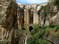 白い街に青い街、コルドバのパティオ祭りにフェズのリアド巡り！雨のアンダルシアとプチ･モロッコ旅⑦(ヌエボ橋とプチハイキングのロンダ前編）