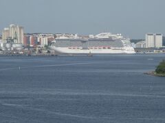 Tallink Silja Line でストックホルムの港に入港。港まで島々をぬって航行。眺めがすばらしい。