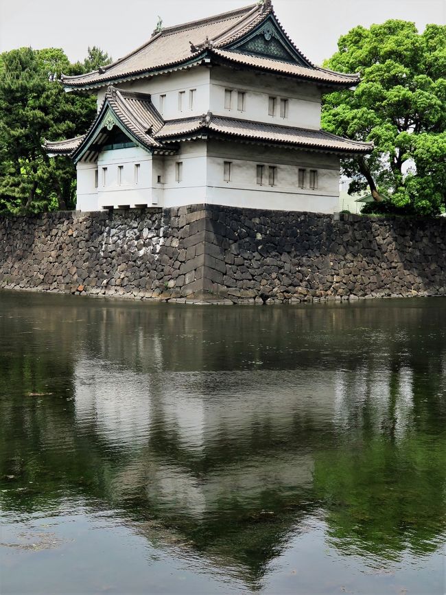 皇居東御苑（ひがしぎょえん）は、東京都千代田区の皇居の東側に付属している広さ約21ヘクタールの庭園。宮内庁の管轄。<br /><br />当地はかつての江戸城の本丸・二の丸・三の丸跡に位置し、少し離れた場所の西の丸を含めた、この範囲のことを江戸城といった。明治時代から戦前までは宮内庁や皇室関連の施設があった。戦後の1963年に特別史跡に指定され、1968年10月1日から一般に公開されるようになった。苑内は緑豊かな雑木林に日本庭園や皇室関連の施設、江戸城の遺構など歴史的な史跡も見ることができ、国内のみならず海外からの旅行者も多く訪れる。<br />三の丸尚蔵館…宮内庁所管の美術品、絵画など貴重な品々を展示している。<br />百人番所…本丸・二の丸へ続く大手三之門を警護していた門。鉄砲百人組と呼ばれる甲賀組・伊賀組・根来組・二十五騎組の同心100人が昼夜交代で警護に当たった。<br />大番所…本丸へと通じる中之門警備のための詰所で、最後の番所であり、位の高い与力・同心によって警護されていたとされる。<br />（フリー百科事典『ウィキペディア（Wikipedia）』より引用）<br /><br />皇居東御苑　については・・<br />http://www.kunaicho.go.jp/event/higashigyoen/higashigyoen.html<br />http://www.kunaicho.go.jp/event/hanadayori/hanadayori-top.html<br />