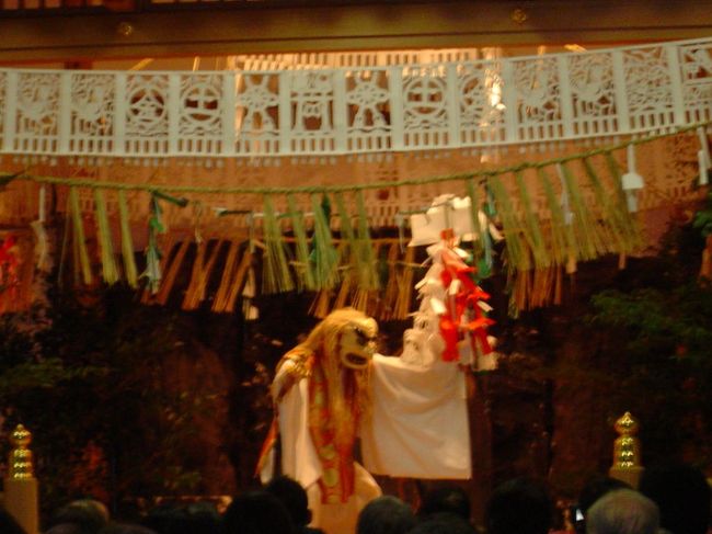 以前高千穂に行ったとき何故か、天岩戸（あまのいわと）神社へは行きませんでした。<br />(写真はその時見た高千穂神社で行われる夜神楽)<br />そこで今回宮崎へ行く機会があったので、<br />別府〜黒川(一泊)〜阿蘇をドライブして高千穂 天安河原へ行ってきました。