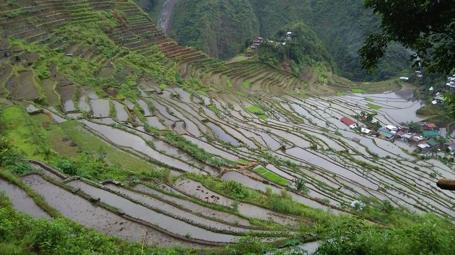 ルソン島北部のラワグから南部のレガスビまで２週間、世界遺産のある街を乗り合いバスを乗り継いで縦断した。　　　　　　訪れた場所、ラワグのパオアイ教会・ビガンの旧市街、バナウエの棚田・天国への階段〜バダット村・マニライントラムロス・ナガ教会・レガスビカグサワ教会跡、ダガラ教会・マヨン火山