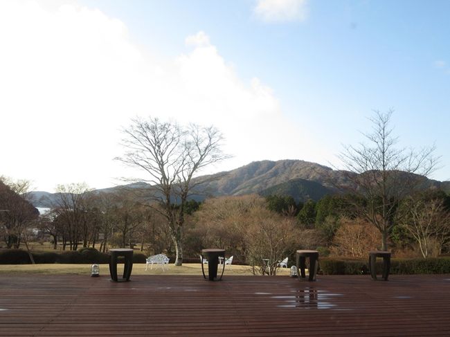 　神奈川県内の宿にお得に泊まれる機会をもらいました。ありがとう〜。<br />旅行だ旅行だ、わーい。<br /><br />　というわけで、どこに泊まるかを研究しました。<br />決定するまでさんざん迷った。<br />色々調べるのは楽しいけど、迷い過ぎると段々汗が出てくるわ。<br />最終的に箱根に行くことに決めたものの、泊まりたい宿の候補が２つあって、直前までどっちにするか迷いました。<br />一方は去年館内を改装したばかりだそうでとてもきれいだけど割とリーズナブルな所、もう一方は富士山の眺望が売りの所で前者よりはお値段が高い。<br />さあどっちにしよう。<br />天気予報によれば、どうも富士山が見えるかどうかがあやしい感じ。<br />ほぼ間違いなく晴れてくれる予報なら、迷いなく富士山の見える宿にしたところですが、せっかく泊まっても晴れてなければむなしい。<br />で、前者のリーズナブルな方に決定しました。<br />しかし決定してからもまだ迷った。<br />やっぱりもう一方の宿の方が良かったんじゃないか。天気予報なんてはずれて晴れたりして・・・。<br />いやいや、この決断で良かったんだと自分に言い聞かせ、いざいざ旅行です。<br />ああ、なんでこんな必要以上に迷う性格なんでしょ。