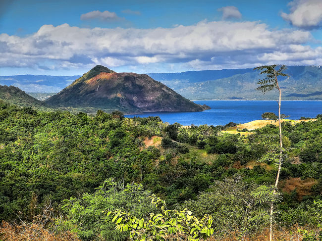 ボラカイ島をあとにして、マニラから南へ約65km、マニラ近郊の避暑地としてフィリピンの人にも人気のある、標高700mの高原に位置する小さな町タガイタイに来ました。<br /><br />外輪山の町タガイタイからは、眼下に大きなタール湖(カルデラ湖)が望まれ、湖の中には高さ約300ｍの世界一小さな活火山のタール火山があります。<br />さらに、そのタール火山の頂上部が火口湖になっているという、二重カルデラ構造を形成しています。<br /><br />そんなタガイタイの町に3泊しました。