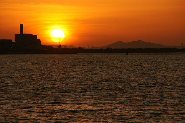 暑くも寒くもないこの時期、ずっと行ってみたかった旧堺燈台を訪ねながら、夕陽を眺めて来ました。<br /><br /><br />過去の堺市堺区散歩記<br /><br />関西散歩記～2015-2 大阪・堺市堺区編～<br />http://4travel.jp/travelogue/11043777<br /><br />関西散歩記～2015 大阪・堺市堺区編～<br />http://4travel.jp/travelogue/11025024<br /><br />関西散歩記～2014 大阪・堺市堺区編～<br />http://4travel.jp/travelogue/10972373<br /><br /><br />大阪まとめ旅行記<br /><br />My Favorite 大阪 VOL.2<br />http://4travel.jp/travelogue/11036195<br /><br />My Favorite 大阪 VOL.1<br />http://4travel.jp/travelogue/10962773<br />