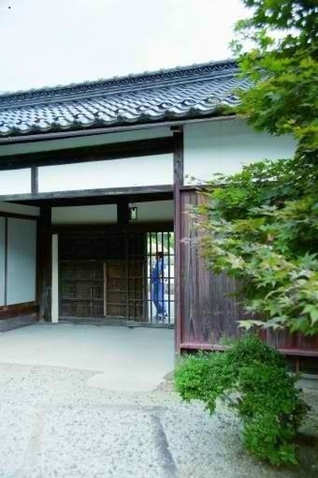 岡山の旅も最終段階となってきた。最後の目的地は鳥取であるが、途中、新見市に寄ることになった。と言うのは列車の接続が悪く、新見で2時間以上待たなければならなかったからである。どうしようかと思案したが、新見駅前に観光案内所があったので、そこで尋ねてみた。驚いたことに、新見にも昔からの古い町並みがあり、「ぜひそこへ行かれることをお勧めします」と教えてくれた。いただいた資料や地図をもとに早速出掛かけてみた。歩いて15分ほどのところに古い街並みが固まるようにしてあった。この地区は「御殿町」と言う名前で、江戸元禄10年(1637)に初代藩主関長治(せき・ながはる)候によって作られた町である。当時はもう城を築くことは禁止されていたので、長治候は御殿(宮殿)を建て、そこで政務を執ったところから、この地区を御殿町と称するようになった。長治候の禄高は1万8千石であった。