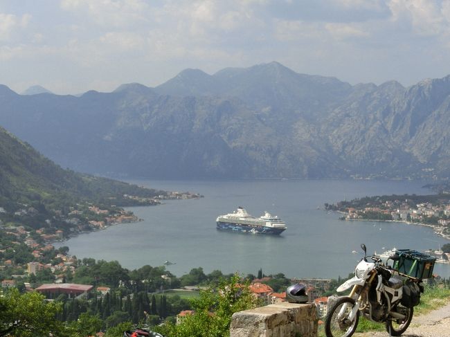 ギリシャからフェリーでイタリアへ渡るコースもあるが、まだ行ったことのないアルバニアへ向かいたい。<br />アルバニアといっても、首都の名前さえ出てこないので、「地球の歩き方」を参考に、サランダ、首都ティラナを中心にバイクで走りたい。<br />次に、コソボへ行く予定でいたが、距離(山間走行)・残りの予算・日程的なことを考え、モンテネグロへ向かうことにした。<br />