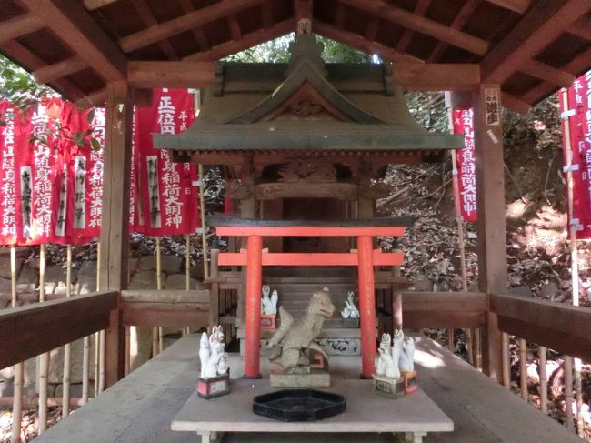 「丸山随身稲荷大明神」は「芝公園（芝丸山古墳）」に鎮座する「主祭神」が「宇迦之御魂神（うかのみたまのかみ／穀物の神））」の「芝東照宮の末社」です。