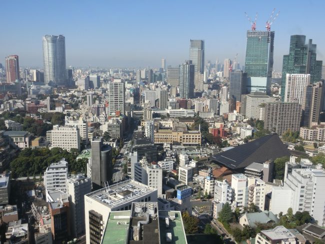 「東京タワー」は「芝公園」にある「１９５８年」に「内藤多仲」の設計により「竹中工務店」によって建てられた「高さ３３３ｍ（正確には３３２.６ｍ）」の「総合電波塔」です。<br /><br />写真は「高さ１５０ｍ」の「大展望台」から見た「六本木方面」です。